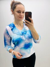 Helesinine volangidega pluus