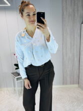 Viisakas pluus neerumustriga